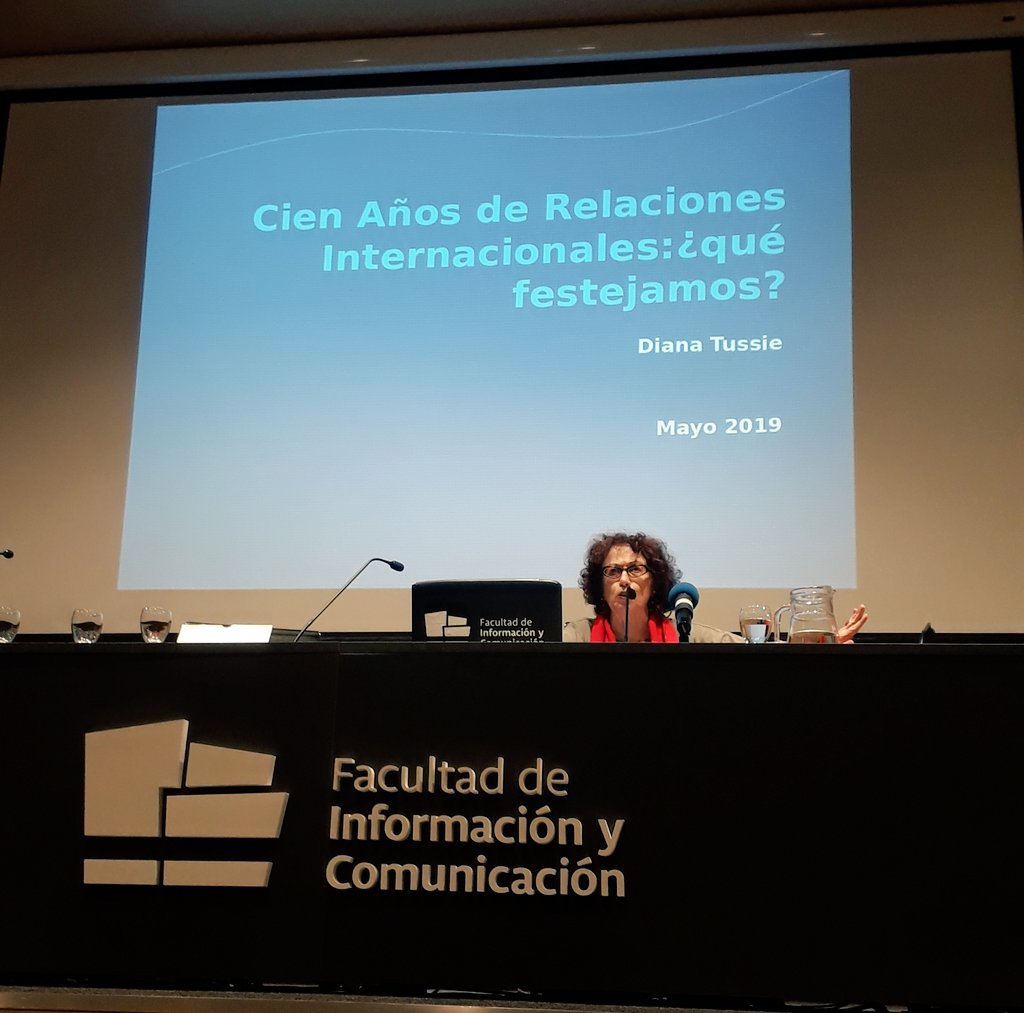 magdabasv's tweet photo. Cierre de las #jornadasRRII. "Cien años de relaciones internacionales: ¿qué festejamos?" @DianaTussie https://t.co/TRkh6QUOeh