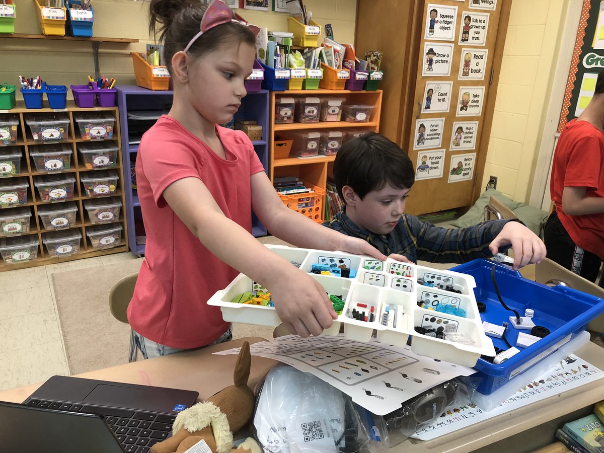 rkfryanrdTech's tweet photo. Collaboration in @KPefaur ‘s 2nd grade!  Check out these @LEGO_Education engineers! @john_provost @NPSDistrict @Tech_Rocky @techmolly #studentsuccess https://t.co/INMaYoQiEj