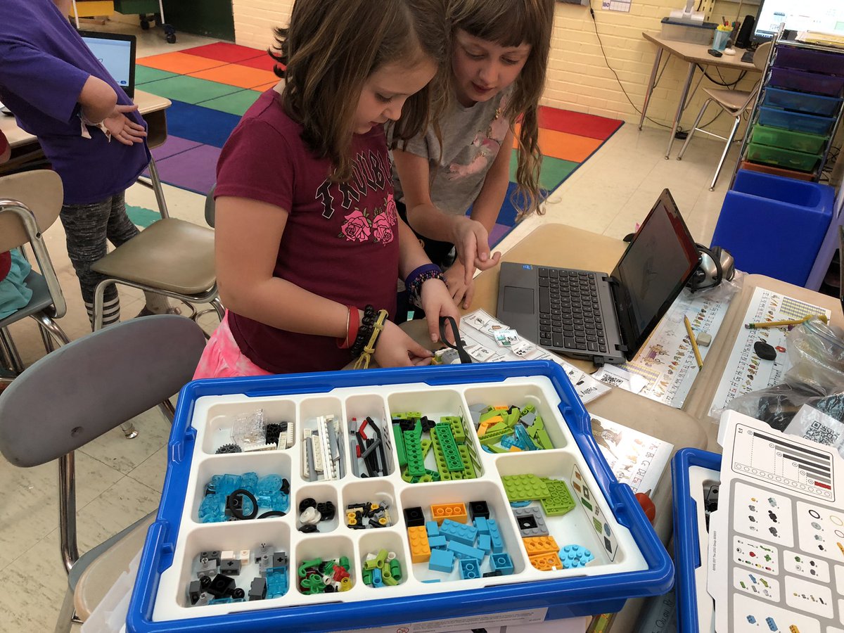 rkfryanrdTech's tweet photo. Collaboration in @KPefaur ‘s 2nd grade!  Check out these @LEGO_Education engineers! @john_provost @NPSDistrict @Tech_Rocky @techmolly #studentsuccess https://t.co/INMaYoQiEj