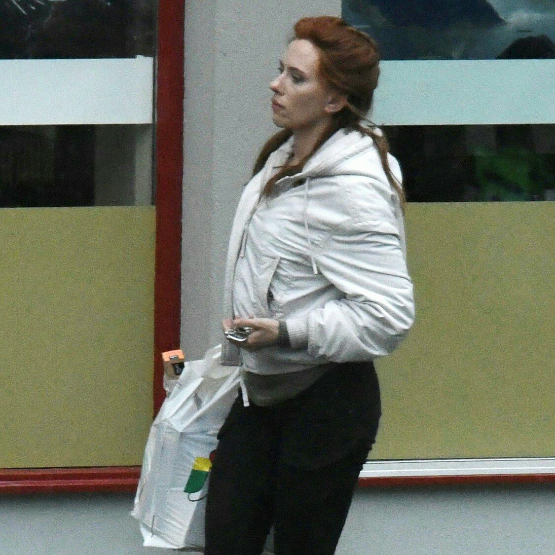 หนังเดี่ยว #BlackWidow ได้เปิดกล้องเป็นที่เรียบร้อยแล้วจ้า ซึ่งตอนนี้มีภาพ 'สการ์เล็ตต์ โยแฮนสัน' หรือ 'นาตาชา โรมานอฟ' ในกองถ่ายหลุดมาและคาดว่าคงได้ชมกันภายในปี 2020 (ลุ้นสิงหาคมนี้ในงาน D23) #MovieTwit