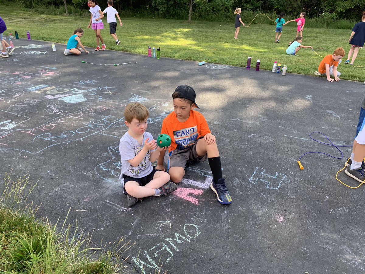 Smith2Robin's tweet photo. Fun filled field day!@PThiessen_LCPS https://t.co/mcuKNVHmP5