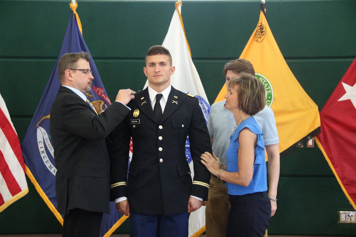 USArmy's tweet image. Congratulations @MSUArmyROTC graduates and welcome to the #ArmyTeam.

During the Spring graduation ceremony, ROTC candidates had their family members pin the rank of second lieutenant on their shoulders. 

@ArmyROTC