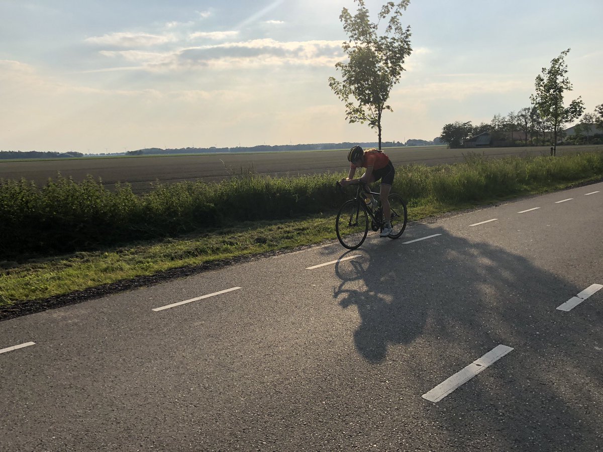 Tijdrit ijsclub Lemmer weer perfect georganiseerd. Toprenners uit het het hele land geven acte de présence. <a href="/SponsorFryslan/">Gewest Fryslân</a> <a href="/sanne_inthof/">Sanne in 't Hof</a> ook  aan de start. Froukje Zonderland geeft het startsein.
