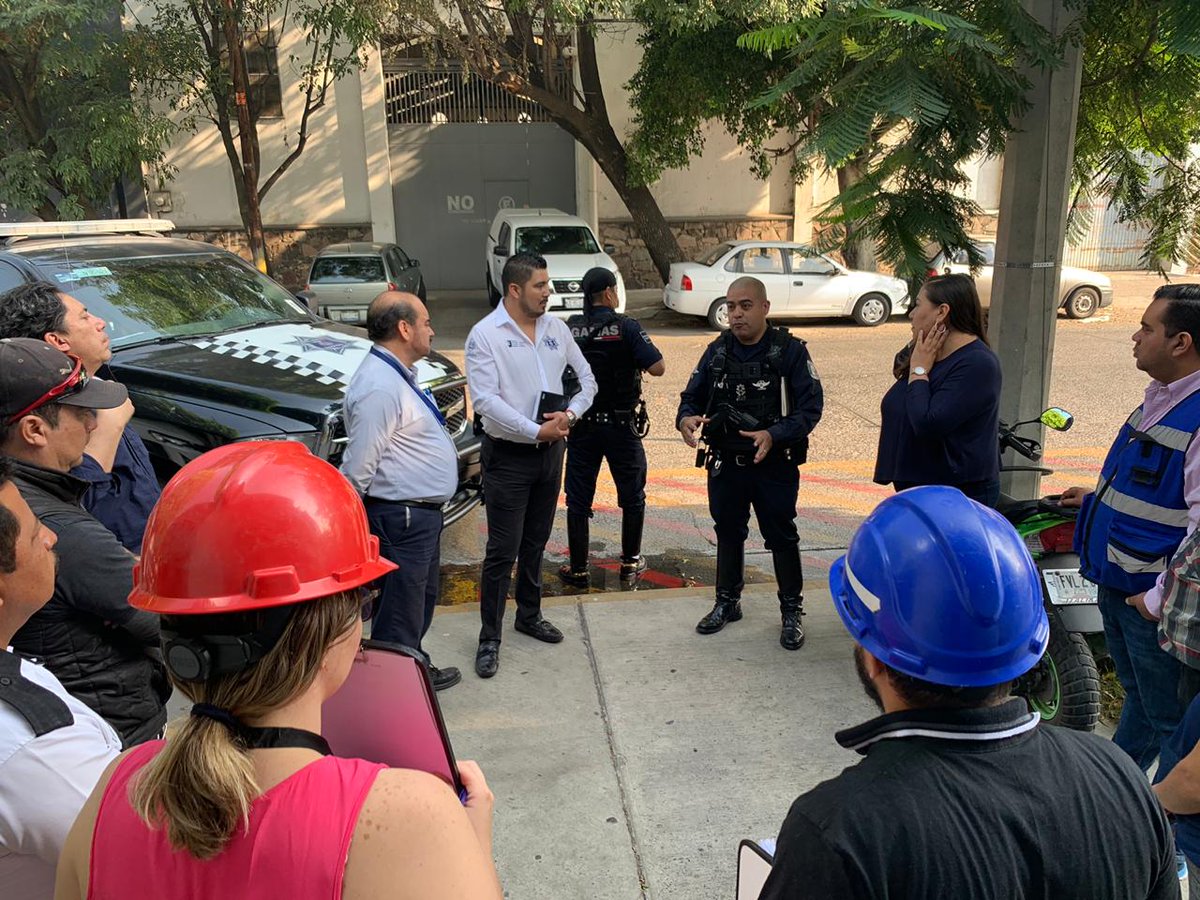 FabiolaCuan's tweet photo. Tuvimos una reunión en la #ColoniaSanCarlos con representantes de las empresas @URREATOOLS, #Alfra, @BellFandF, #MBMotos, #Corchomex y @Miura_Steam para crear estrategias de prevención del delito y vincular al área operativa de la @PoliciaGDL con estos comercios.
@GuadalajaraGob https://t.co/r3bEpuQoVT