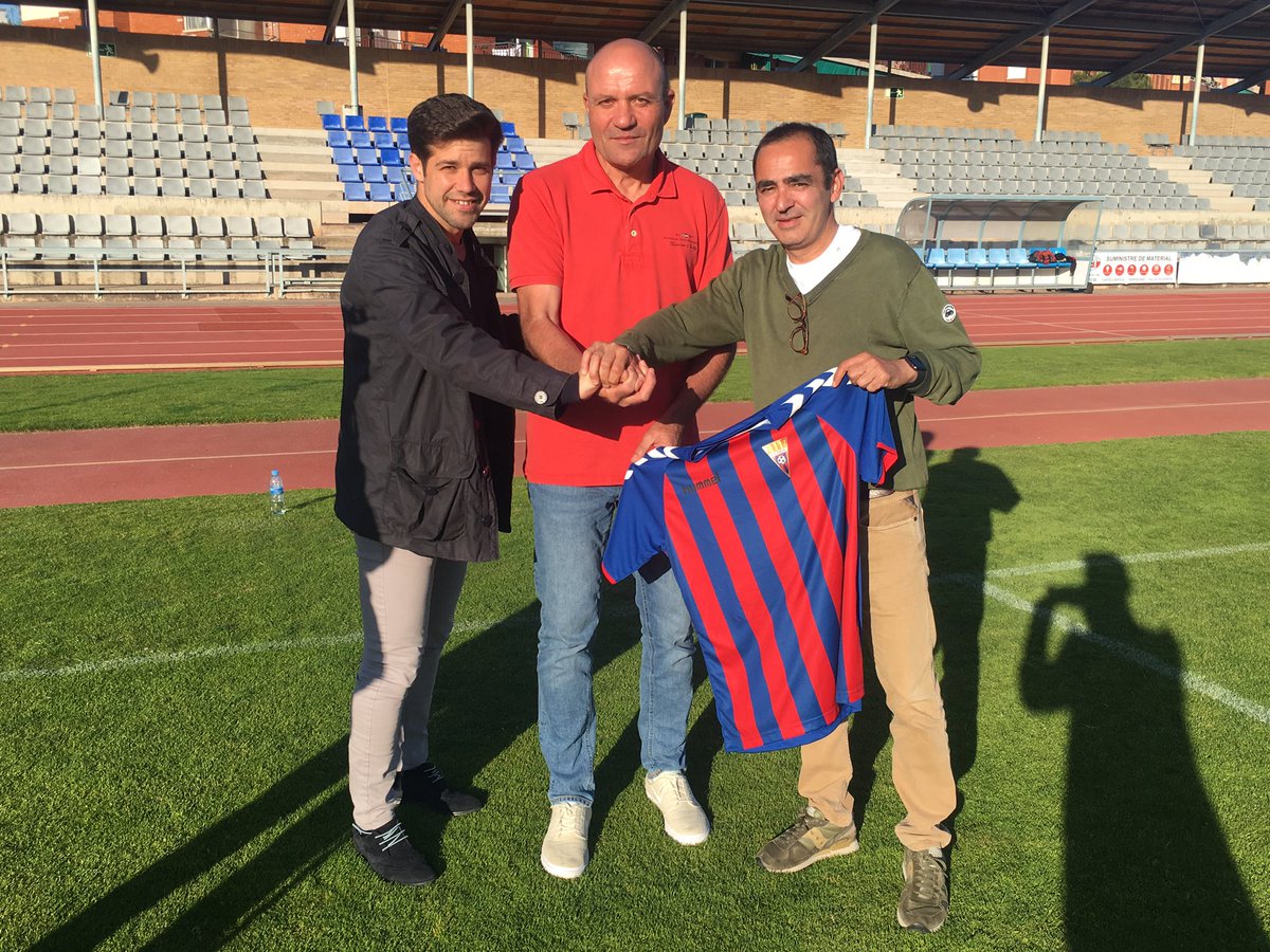 cfgavaoficial's tweet photo. FITXATGES 🤝 | El club decideix apostar per José Manuel Serrano (@jmserranocastro) i el seu cos tècnic per tornar a liderar l’equip blaugrana de cara a la temporada 2019-2020. Sentiment i passió gavanenca! ❤️💙 https://t.co/XJABN3fRv0