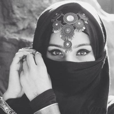 وأشاح عني بناظريه معاتباً
لما رأى حسني بكل وقار 
وأتاني مسرعاً يقول"تخمّري"
إني ورب العالمينَ أغار🖤