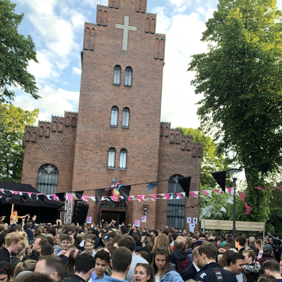 Distortion er crazy! Men når vi kan bruge pladsen foran vores kirke i Baggesensgade til fest og indsamling af penge til kampen mod menneskehandel, så bliver Distortion endnu mere perfekt!