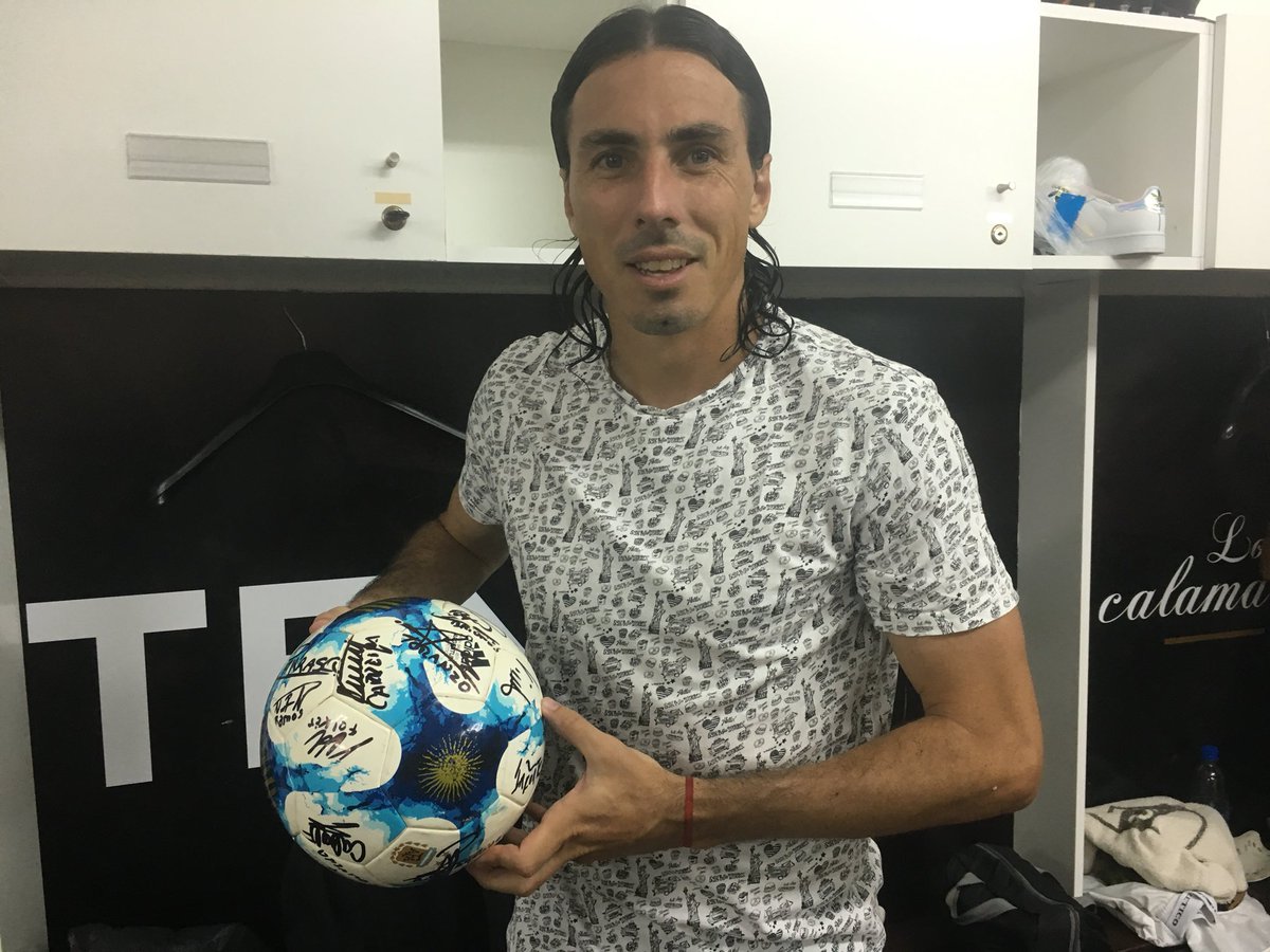 platenseancho's tweet photo. ¡Gracias para siempre! ¡Gracias para toda la vida! Máximo goleador de la historia del Club Atlético Platense. Único futbolista dos veces Campeón. Daniel Alejandro Vega. https://t.co/SDDV86OVSB