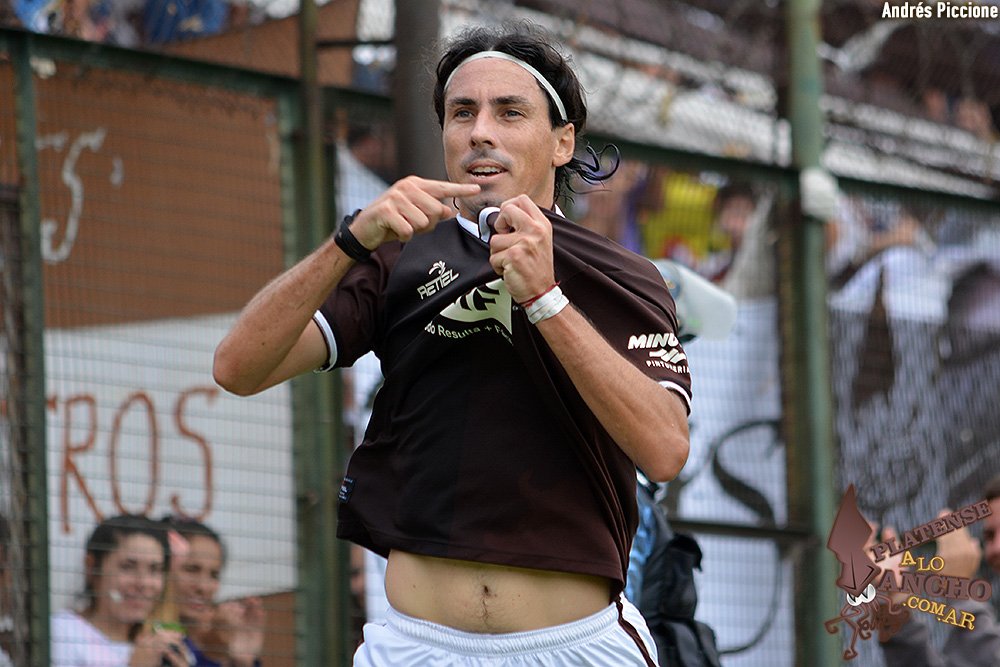 platenseancho's tweet photo. ¡Gracias para siempre! ¡Gracias para toda la vida! Máximo goleador de la historia del Club Atlético Platense. Único futbolista dos veces Campeón. Daniel Alejandro Vega. https://t.co/SDDV86OVSB