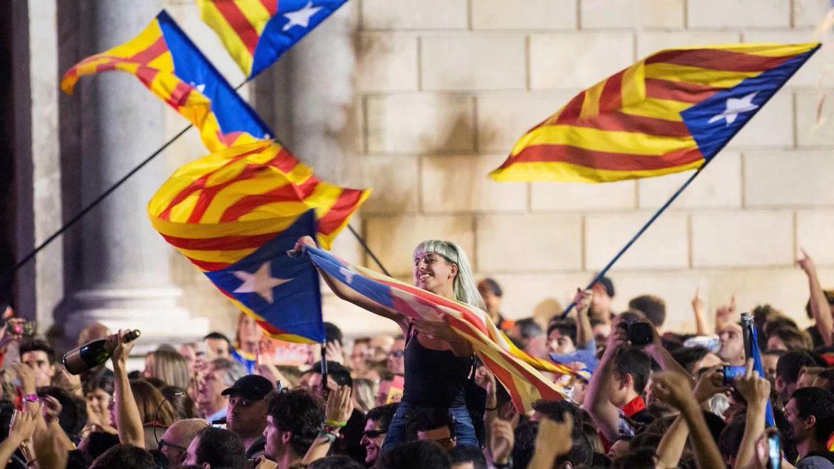 CreemosProyecto's tweet photo. No hay que olvidar en este #MiércolesRepublicano a los tantísimos catalanes que están luchando por conseguir justicia y libertad y este día va por ellos también #PodemosSerRepública #Catalunya https://t.co/PV3ha5VBJi