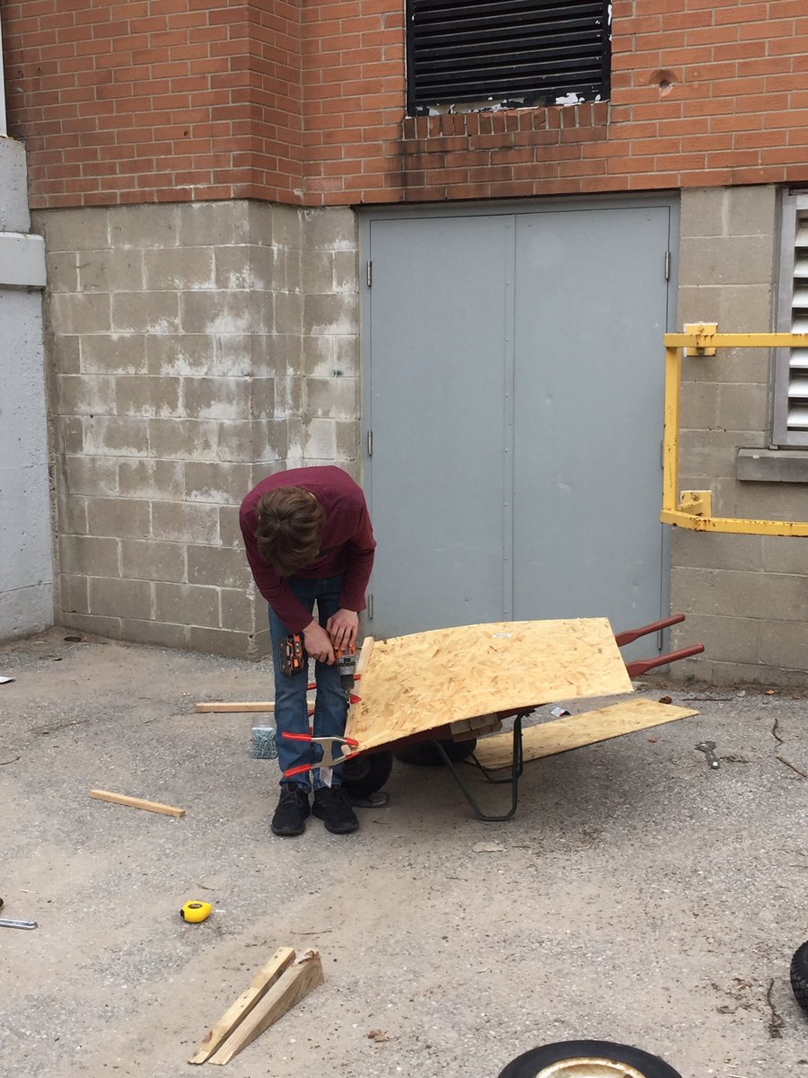 evodarek's tweet photo. So much learning!!! How to use a drill, how to solve for 6x an area to make a cart deck, the importance of accurate measures and why not to cheap out and by the cheapest screws... #handsonlearning #mathapplication #TechEd #ExperientialLearning #problemsolving @eSSTteam @techie168 https://t.co/HZ7Jm87aOA