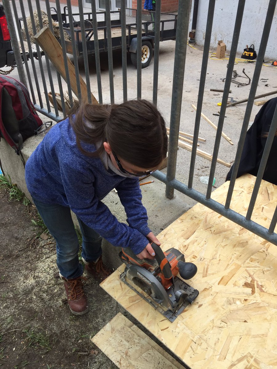 evodarek's tweet photo. So much learning!!! How to use a drill, how to solve for 6x an area to make a cart deck, the importance of accurate measures and why not to cheap out and by the cheapest screws... #handsonlearning #mathapplication #TechEd #ExperientialLearning #problemsolving @eSSTteam @techie168 https://t.co/HZ7Jm87aOA