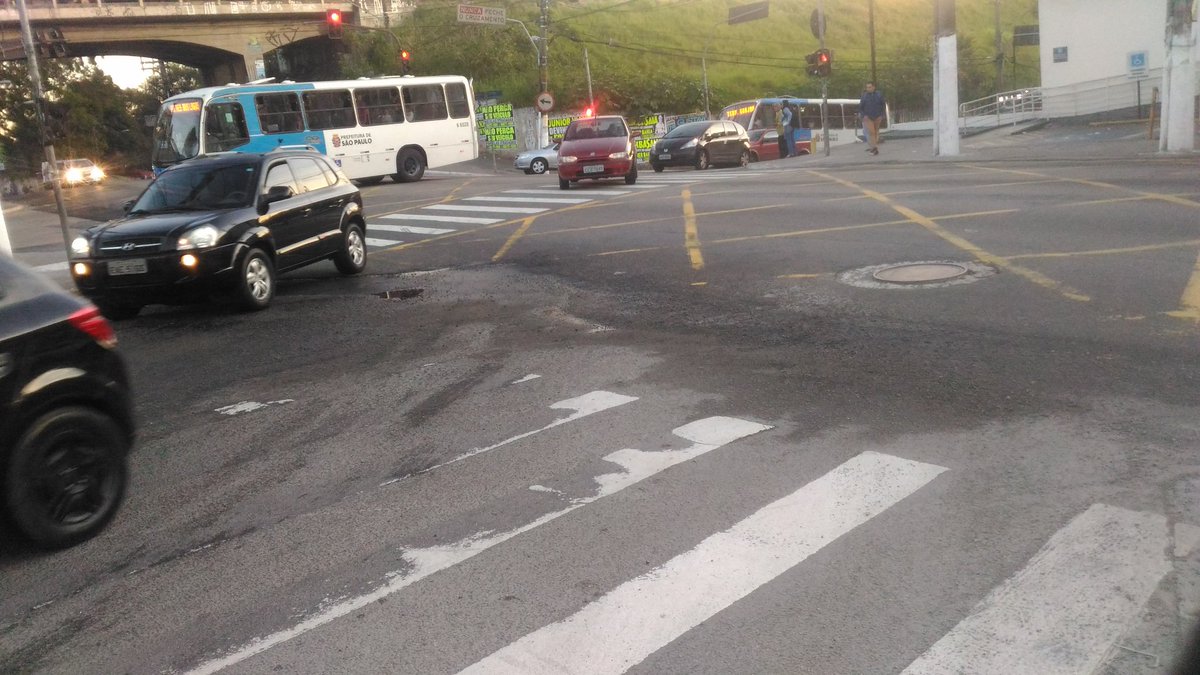 JulioEduardo26's tweet photo. O buraco foi fechado. Deixo a sugestão para verificarem sobre o apontamento inicial. A água que desce pela sarjeta está se acumulando favorecendo uma futura abertura do buraco mais uma vez. Obrigado @prefsp @TapaBuracoSP @bomdia_sp @grajautem @CETSP_ https://t.co/LevSCy7ukB