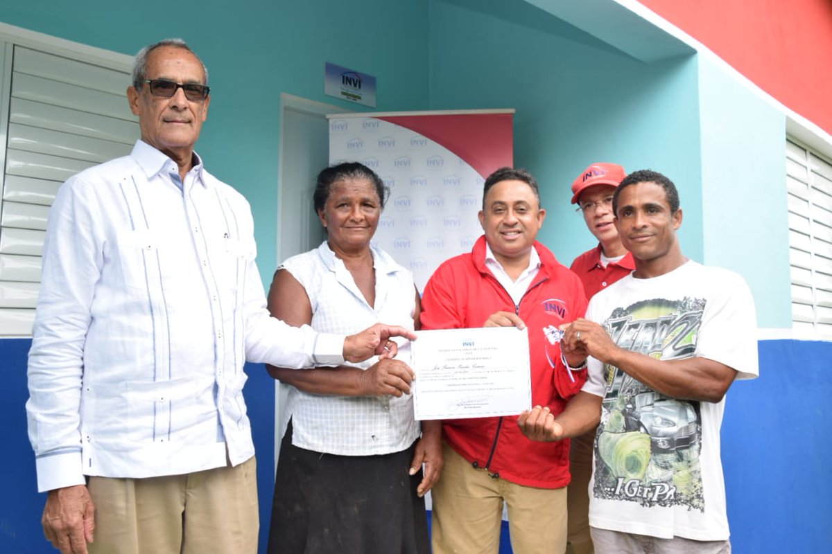 mivhed_rd's tweet photo. Samaná | Seguimos firmes y enfocados en disminuir el déficit habitacional en todo el país.

El #INVIRD entrega hoy primera etapa de viviendas y estufas con su cilindros de gas a familias que vivían en zonas vulnerables en Loma Atravesada, en Las Galeras.
#INVIRDEnLomaAtrevesada https://t.co/gxE27DK1Rr