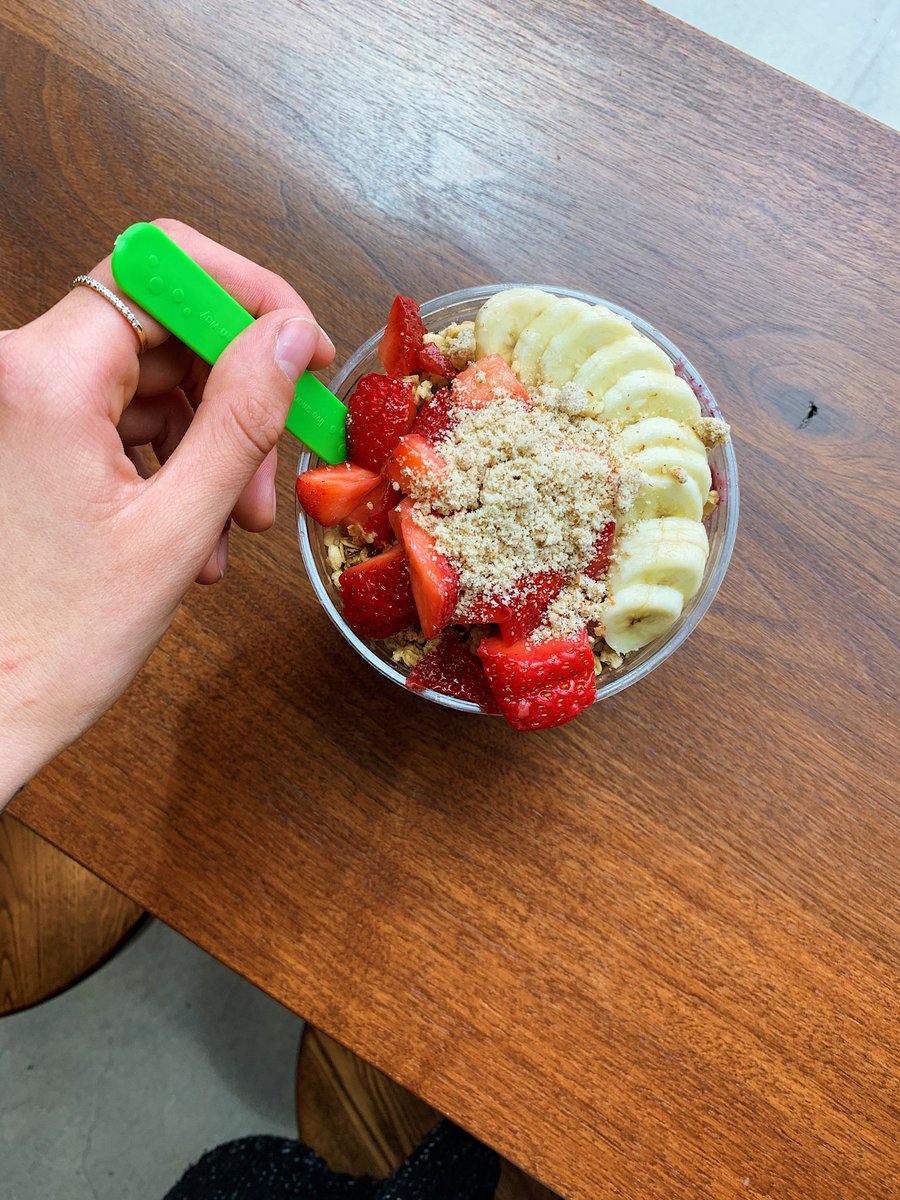 Like PB&amp;J, but grain free! 🥜🍓 Our Vervacious bowl blends peanut butter, açaí, berries and house made almond milk and is topped with bananas, berries, grain free granola and crushed almonds! 💫