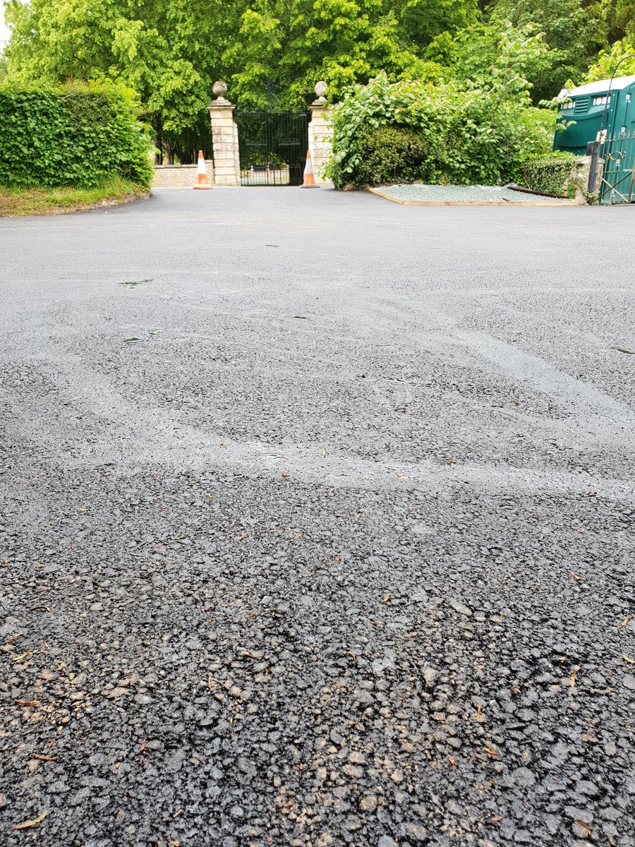 CarlPenrose's tweet photo. #Tarmac #Handlay #Groundworks #Powys #Boysfromtheblackstuff Hand lay 14mm basecourse day 1 sun out π warm day 2 raining & cold π never mind on to the next one π€ https://t.co/5ZJ60MrFYS