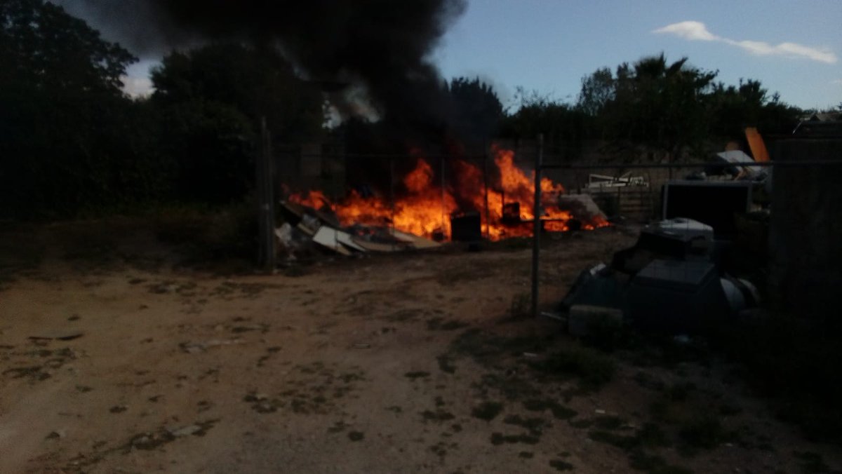 protecciocivil1's tweet photo. La policía local ens pasa avís d'un foc a la carretera direcció Biniali. Feim una primera intervenció i el controlam. Bombers el dona per extingit cuan l'han acabat de refredar.
Bona feina a tots.@bombers🚒@policialocal🚓 https://t.co/YZq7kXAbJX