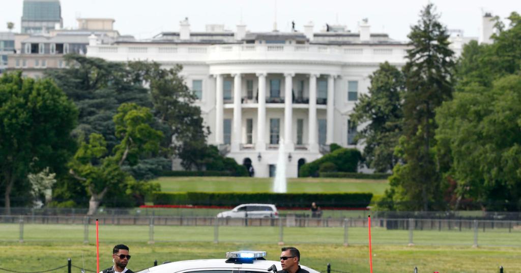 CBSNews's tweet photo. Man sets himself on fire near White House, Secret Service says https://t.co/Oi3ZKm80o7 https://t.co/rEMWIDoZmq