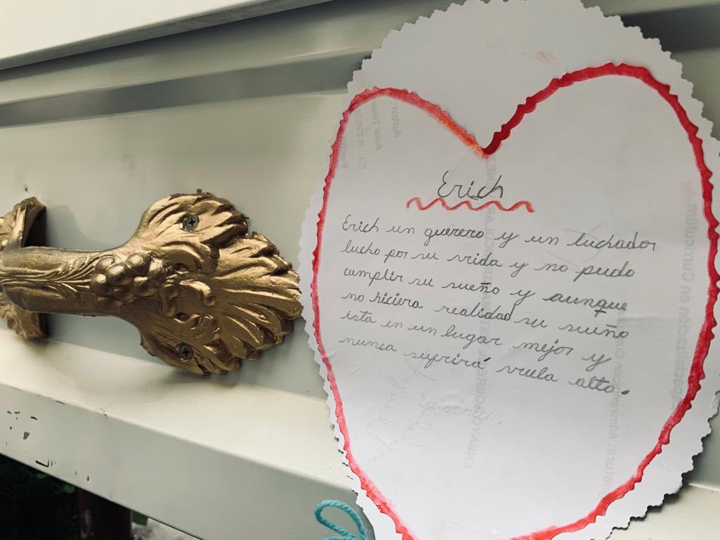 Erick Altuve no ha sido sepultado. La dueña de la parcela donde descansará su cuerpo dijo que hasta que no caiga la transferencia no se puede enterrar “que le pongan hielo” le dijo la mujer a sus familiares. 

Se puede ser más (CDSM)(Perdón) pero aquí no cabe la buena educación