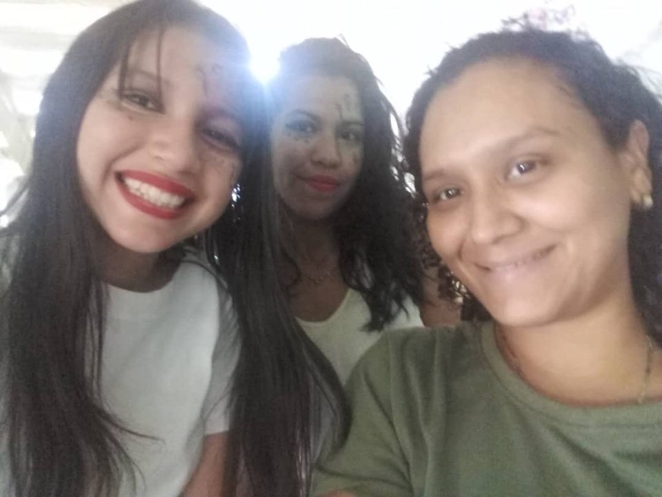 SinlimitesDe's tweet photo. Con nuestra profesora de baile y canto gracias por enseñarnos muchas cosas y muy pronto vamos a cumplir nuestro sueños Te amamos #Grupodebailesinlimites #SinLimites #Gracias #DiosEsFiel https://t.co/ABkMDn8Fzy