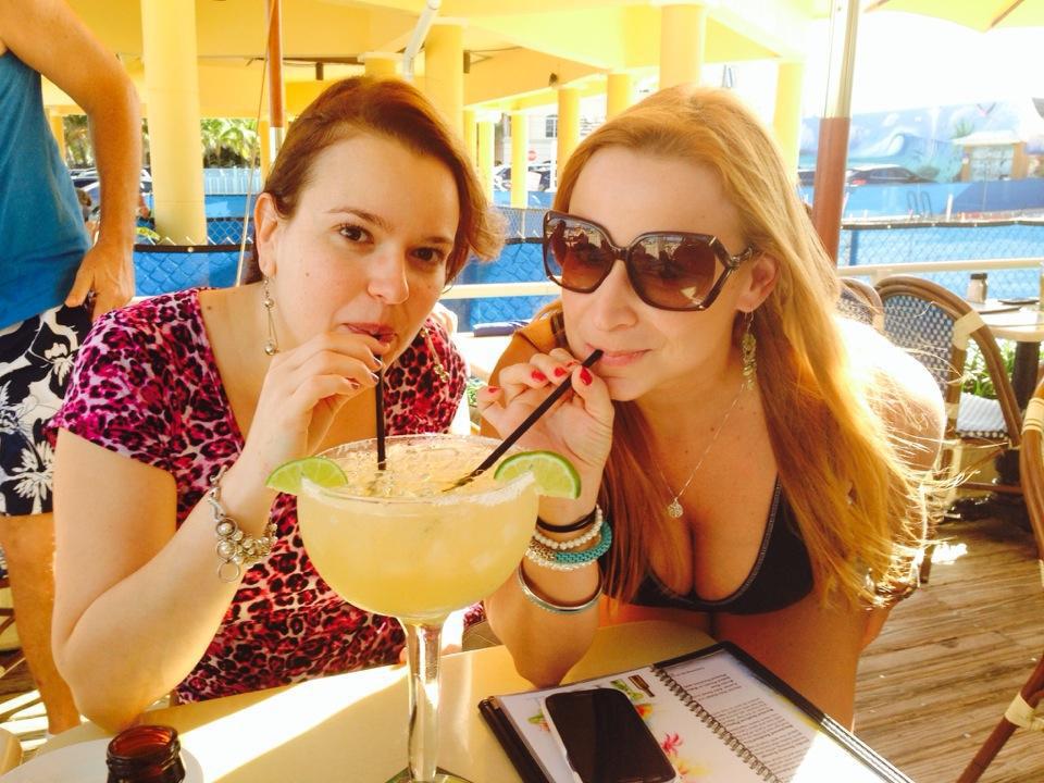arubabeachcafe's tweet photo. Nothing better than sharing a Guy's Margarita on a sunny day! 🍹☀️🌴
#sharingiscaring #guysmargarita #ontherocks #withsalt #strongcocktail #sogood #perfectwithfishtacos #arubabeachcafe https://t.co/T2gtTZ28ep