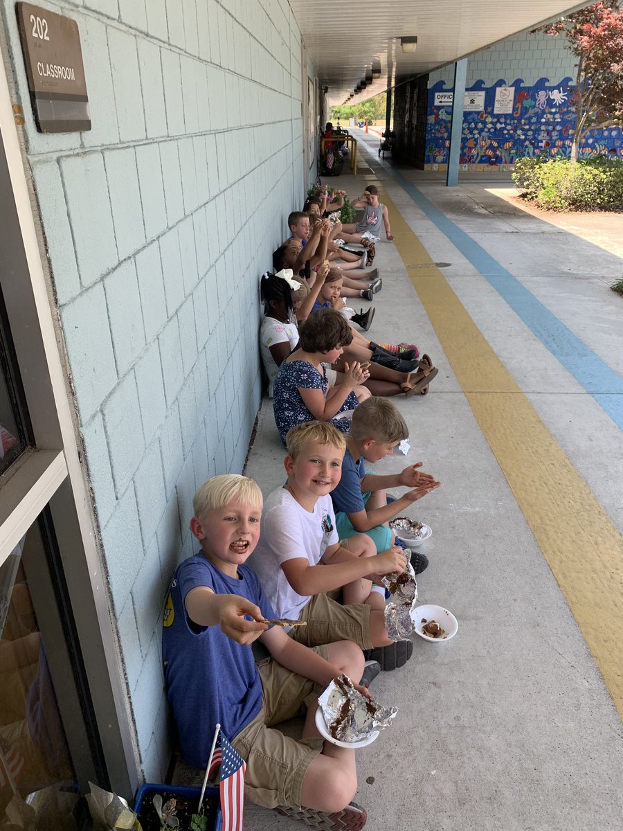 mslaurenstroud's tweet image. #campreadalot is still going strong! Today was #smore day! Ss read an informational passage about the history of s’mores, rolled and graphed, and got to make a smore! We melted them in the #heatwave #yum #2ndgrade #3rdgradebootcamp #NHCSChat #pvttchat