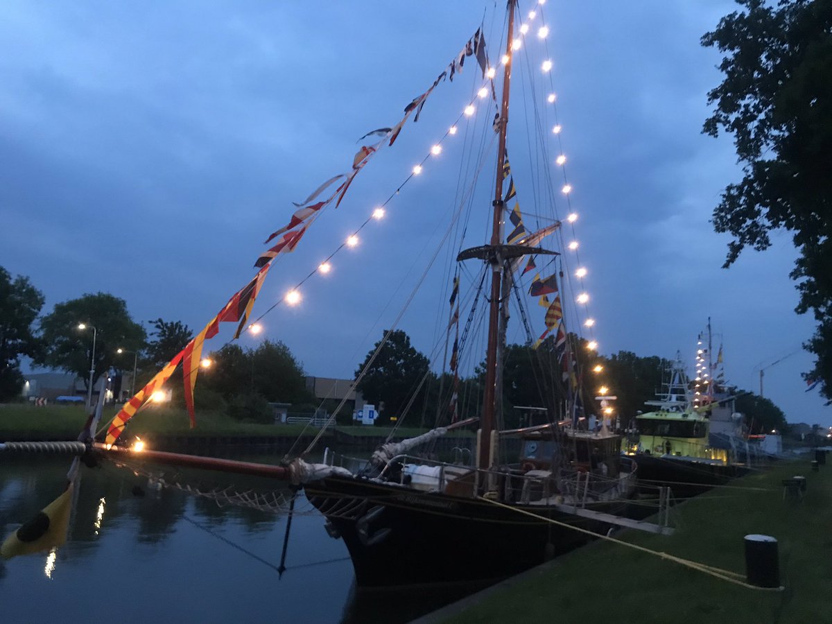 VLW_Michael's tweet photo. Nog geen plannen voor aankomend weekend? Kom naar de @SleepbootdagenV in Vianen op donderdag 30-5, vrijdag 31-5 en zaterdag 1-6. @Rijkswaterstaat is er met De #RWS1 en de #RWS70. Ik ben er vrijdag ππ». https://t.co/KqIEUZqVI0