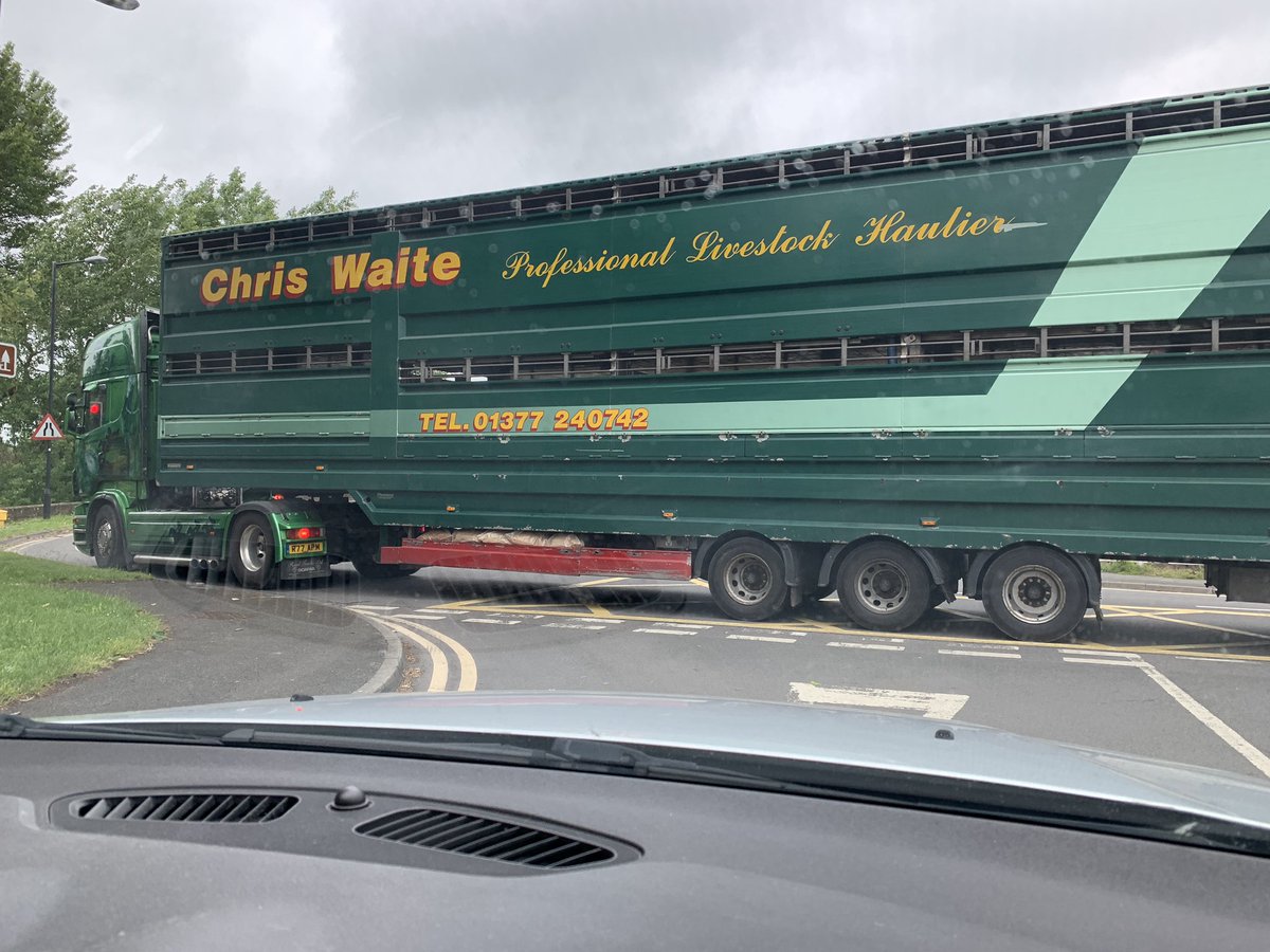 ConspiracyPilot's tweet photo. @ChrisWaiteTrans Great professional disrespectful driving this evening by the driver of R77 APM blocking the junction in Stamford Bridge. Do your drivers not understand what the yellow area means? Blocking a junction and causing traffic chaos! #idiot #poordriver #rude #selfish https://t.co/JZfcwbiujK