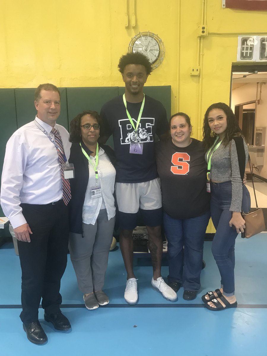 RAsoftball3517's tweet photo. @elijahhughes4_ thank you for coming to visit Sargent! It is an honor to know such a wonderful young man that comes from such a great family! You are truly an inspiration! @SargentStars @sargentpto @BeaconCSD @mlandahl @BCSDBulldogs https://t.co/3SBXB17L8Z