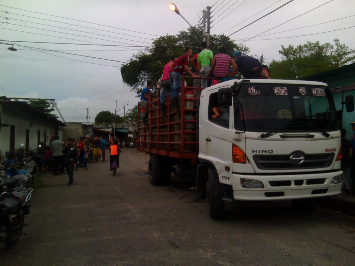 BAliprimera's tweet photo. La @BAliprimera realizo jornada de venta de gas comunal a mas de 240 familias en Guacas de Riveras - Apure #BDPHCHConlaGente #TrumpDesbloqueaVenezuela https://t.co/wFqveAd2OJ