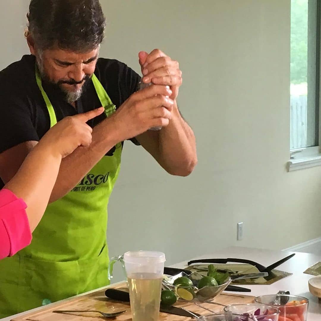 ItPorras's tweet photo. @canalestrellatv !!
#tvshow #tvprogram #cookingshow #mexico #peru
-Preparando #lomosaltado #lomosaltadoperuano #pisco #piscomojito 
Todos los Sabados a las 8:30 am #teamporras #cómplices #complicesdegabrielporras  #actorlatino #actor #actorslife #actores #celebrities #coolpeople https://t.co/WlWNzJs2ed