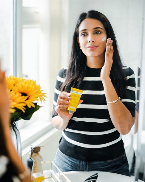 fashionforroyal's tweet photo. Loving the Clean Screen Mineral SPF 30 by @RENskincare broad-spectrum sunscreen with blue light protection and the fact that the product is cruelty-free and never tested on animals. The Soft matte and non-greasy finish is perfect my combination skin
#CleanToSkin #CleanScreen https://t.co/RZKwrhI352