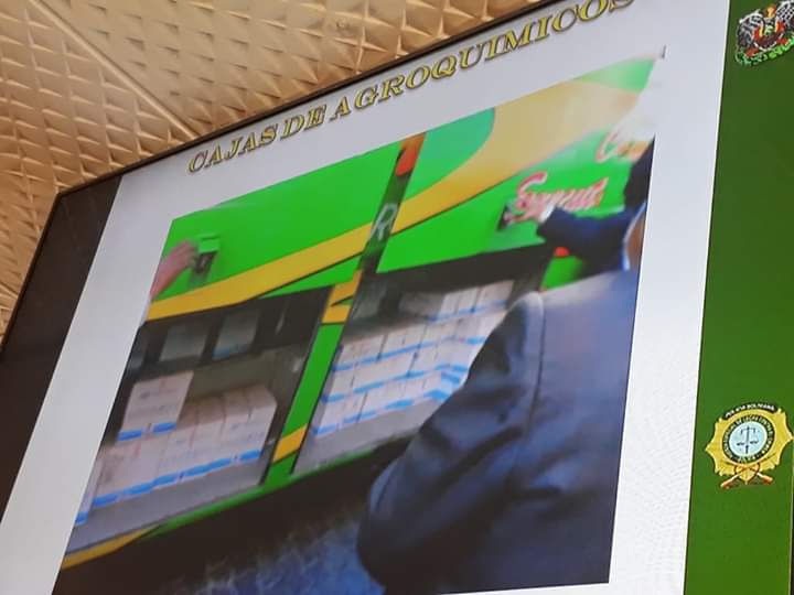 cocedal's tweet photo. #ElAlto
#RadioCocedal
66 cajas de pesticidas con el nombre de “Esternin”, fueron decomisados por la Fuerza Especial de Lucha Contra el Narcotráfico, en la madrugada del día de hoy. Ya que este producto estaría prohibida su venta en toda Bolivia. https://t.co/f4tgUzuJNf