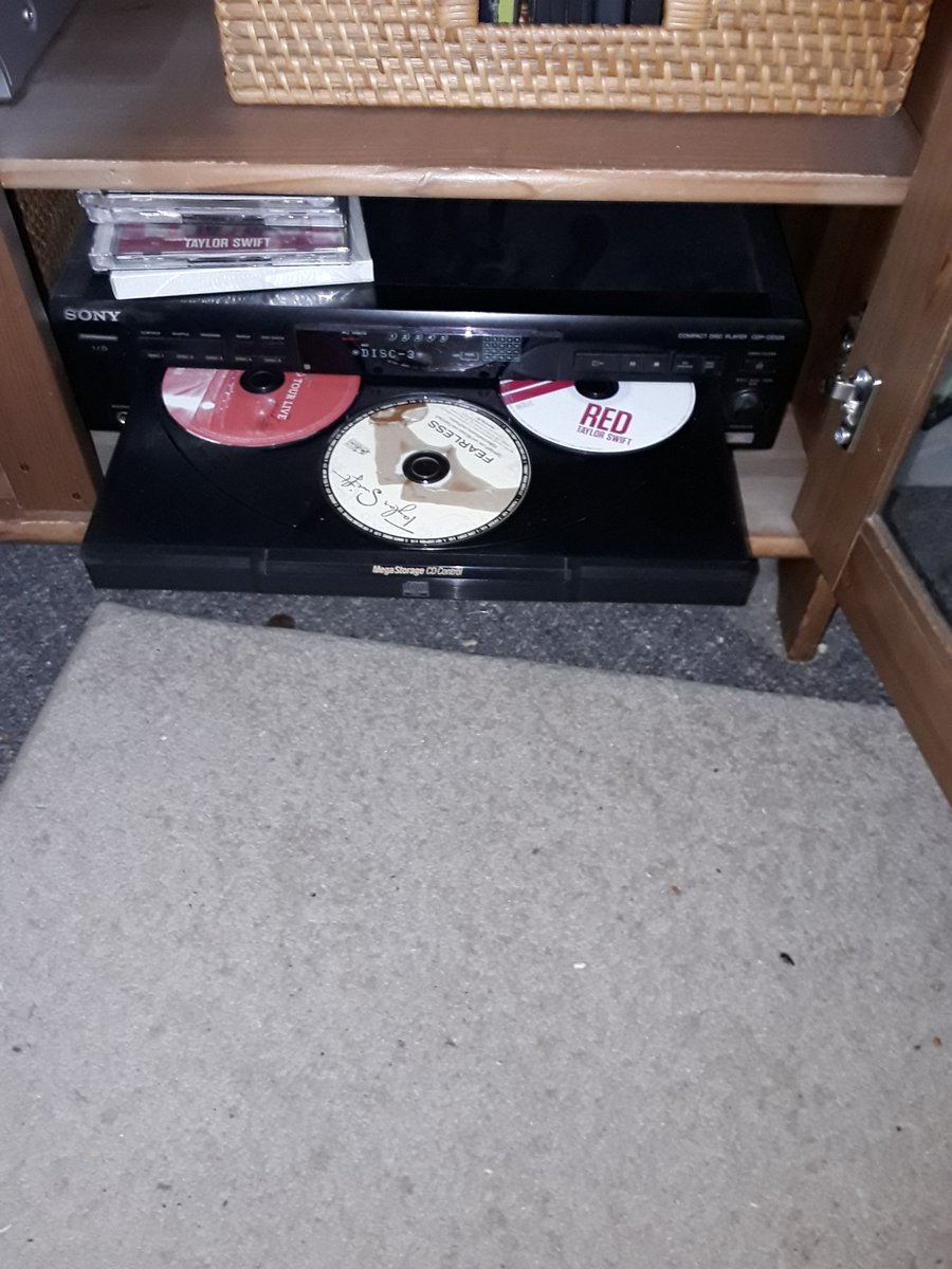 reviggy's tweet image. I ws playing my #5CdCarousel on Shuffle everyday until #Reputation ws released. It doesn't jst shuffle 1 CD &amp;amp; then play the nxt. It shuffles all #5CD💿's and plays whatever it stops on. My nxt tweet will b of it doing jst that. I wish it #Held6CD💿's so i cld put in #Reputation