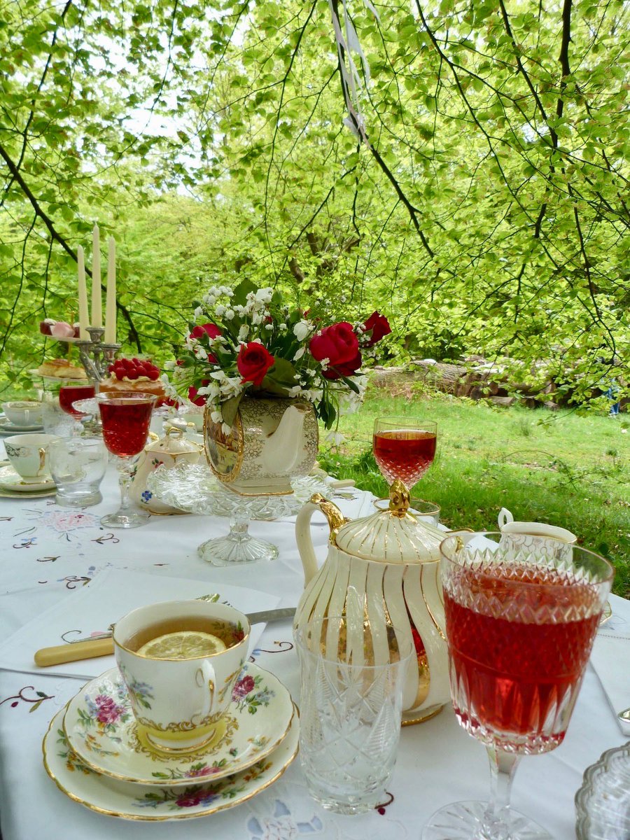 secret woodland afternoon tea #vintagehire #vintagechina #afternoontea #vintagewedding #sadlerteapot #woodlandwedding