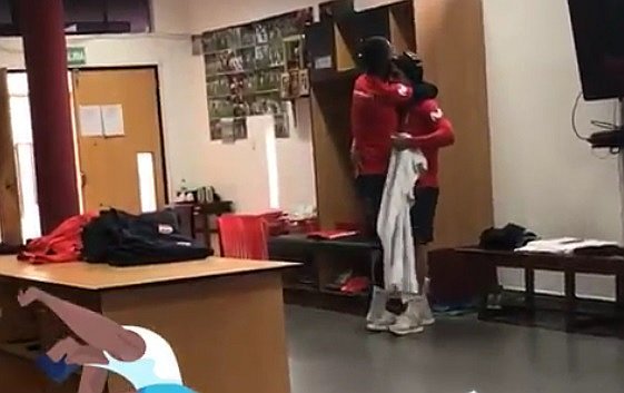 diarioojo's tweet photo. Advíncula y Yotún fueron sorprendidos bailando tema de Yahaira Plasencia en los vestuarios│VIDEO
https://t.co/0GRzAiBJ3l https://t.co/Wb1mxhoStJ