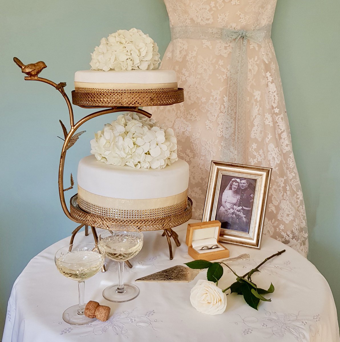 elegant vintage wedding #vintagehire #vintagecakestand #vintagewedding