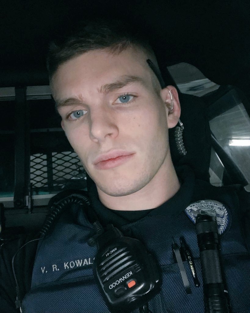 Joseph

•>Policía<•

•>Modelo<•

•>27 años<•

»Soy un buen chico pero a veces es divertido romper un poco las reglas«

¿RT?