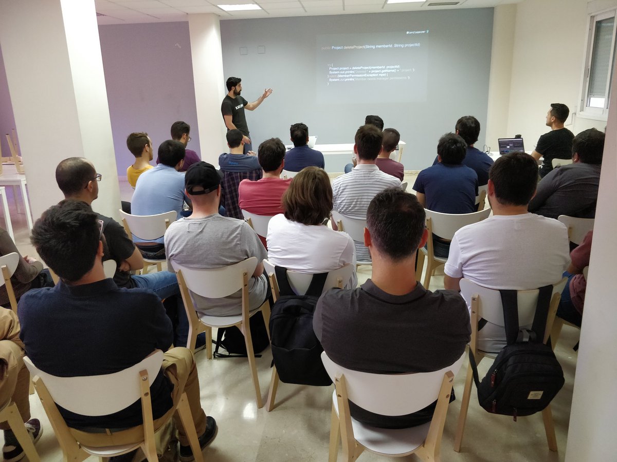Aprendiendo #Kotlin <a href="/VLC_JUG/">ValenciaJUG</a> y construyendo comunidad!💪