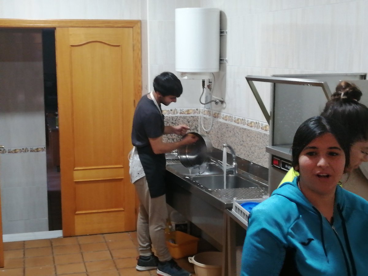 escuelahogarDI's tweet photo. Nuestro super equipo de comedor...#educacion #Retos #MasterChef #Guadix #Risas #casa https://t.co/rHxGMwTtGS