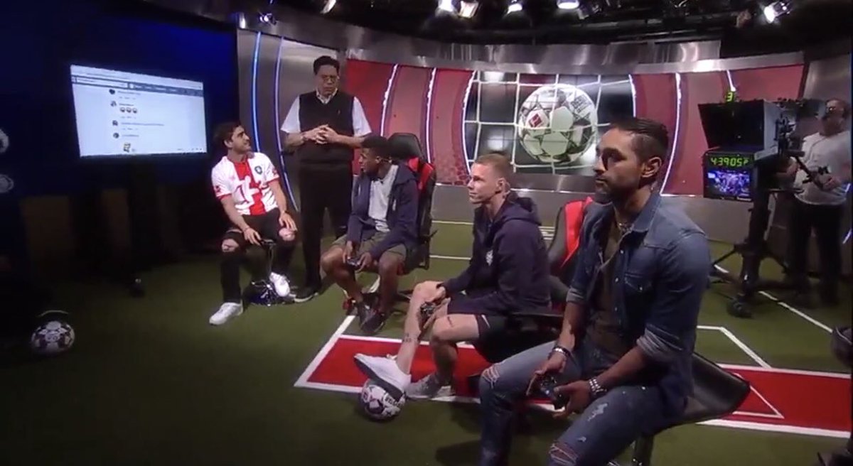 RodolfoLanderos's tweet photo. El #RetoReal de la @Bundesliga_EN en los estudios de @FOXDeportes con los cracks Ondrej Duda y Javairo Dilrosun del @HerthaBSC_EN contra @marianot19 y su servilleta, narrado por @SirJohnLaguna. ¿Quién creen que ganó? https://t.co/4rjB4qRjl5