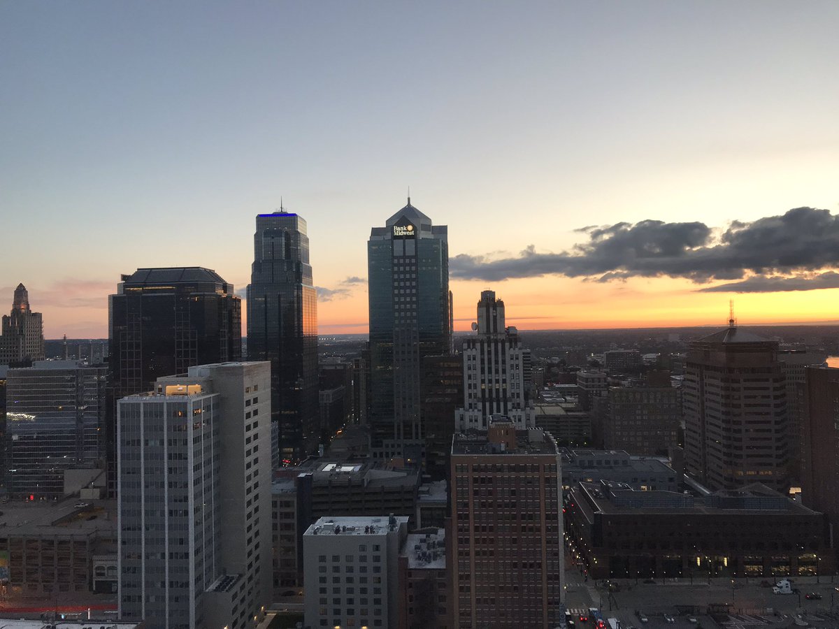 KansasCity's tweet photo. Have a great evening, Kansas City. 🌆 https://t.co/4U7TDOUF73