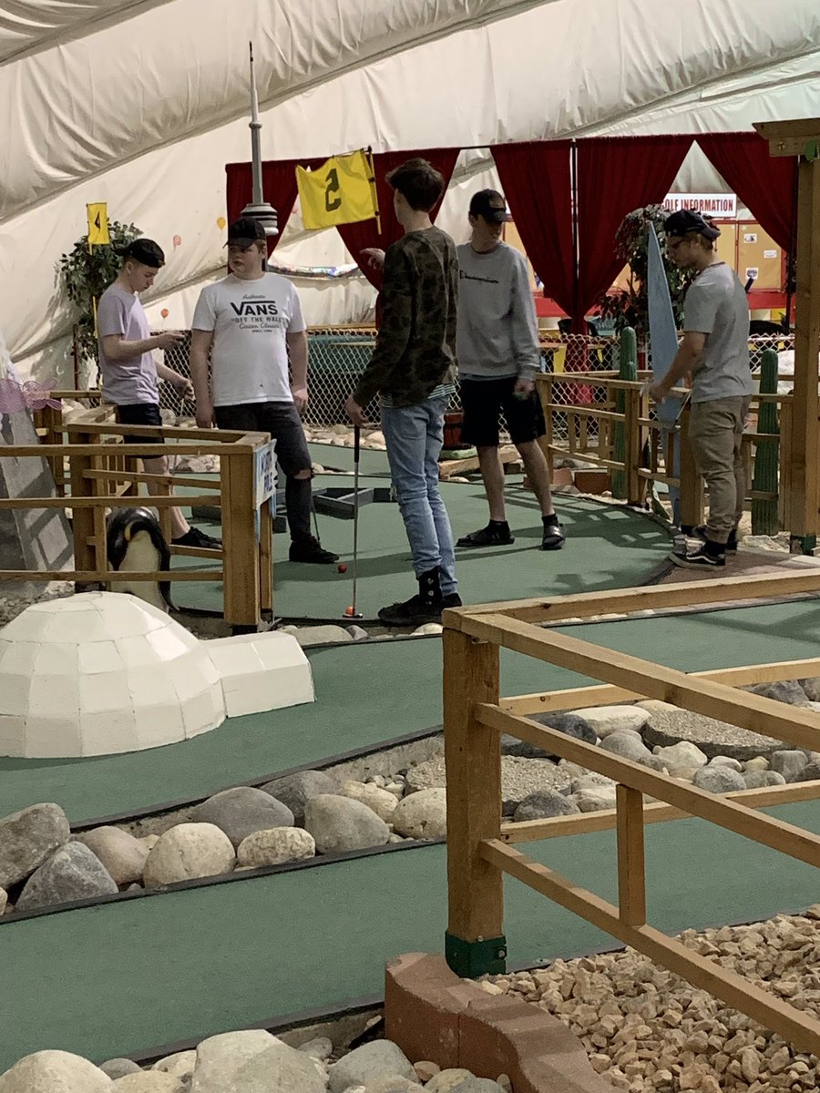 OakParkHighNews's tweet photo. Lifetime Phys Ed hit the Golf Dome today! #fore ⛳️ 🏌️ 🏌️♀️ #hittingthegreen #minigolfpro @PembinaTrails https://t.co/PdaeX0mn1T