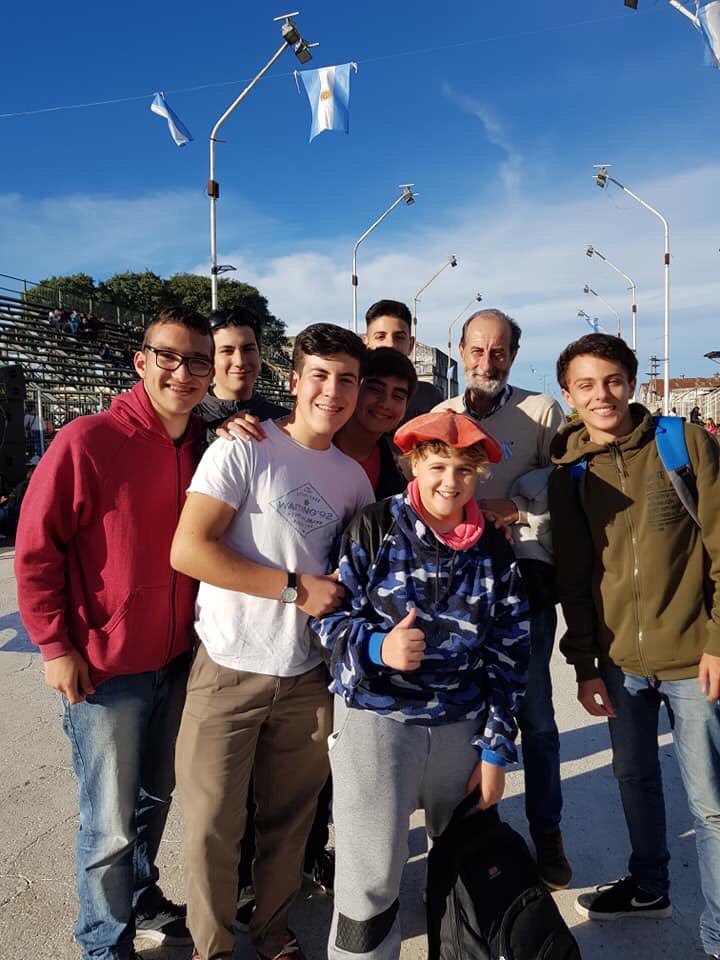 CarrazzaDomingo's tweet photo. Pasamos una hermosa tarde en nuestra fiesta del día de la patria, charlando con los vecinos y jóvenes. https://t.co/bidZ0lEIKC