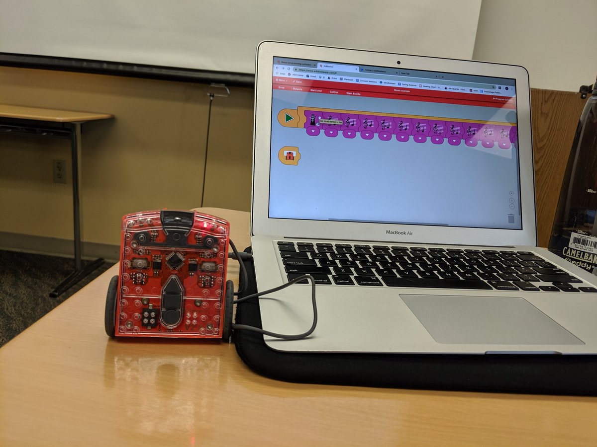 LiveTravelTeach's tweet image. Fun first day with robots and my new @MeetEdison #TeachCode #CodeforAK #edtech