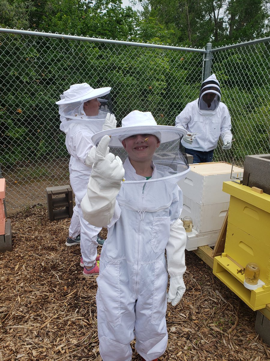 HayleyMayes2's tweet photo. πGetting our Beekeeping on today! π @EarhartUSD259
#hiveinspection #earhartusd259 #MagnetFocus #savethebees π https://t.co/VlLIwCR4sh