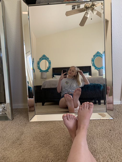 2 pic. Waiting for my #FootSession at the #FootBnB. Want to be my next session? Book now at https://t