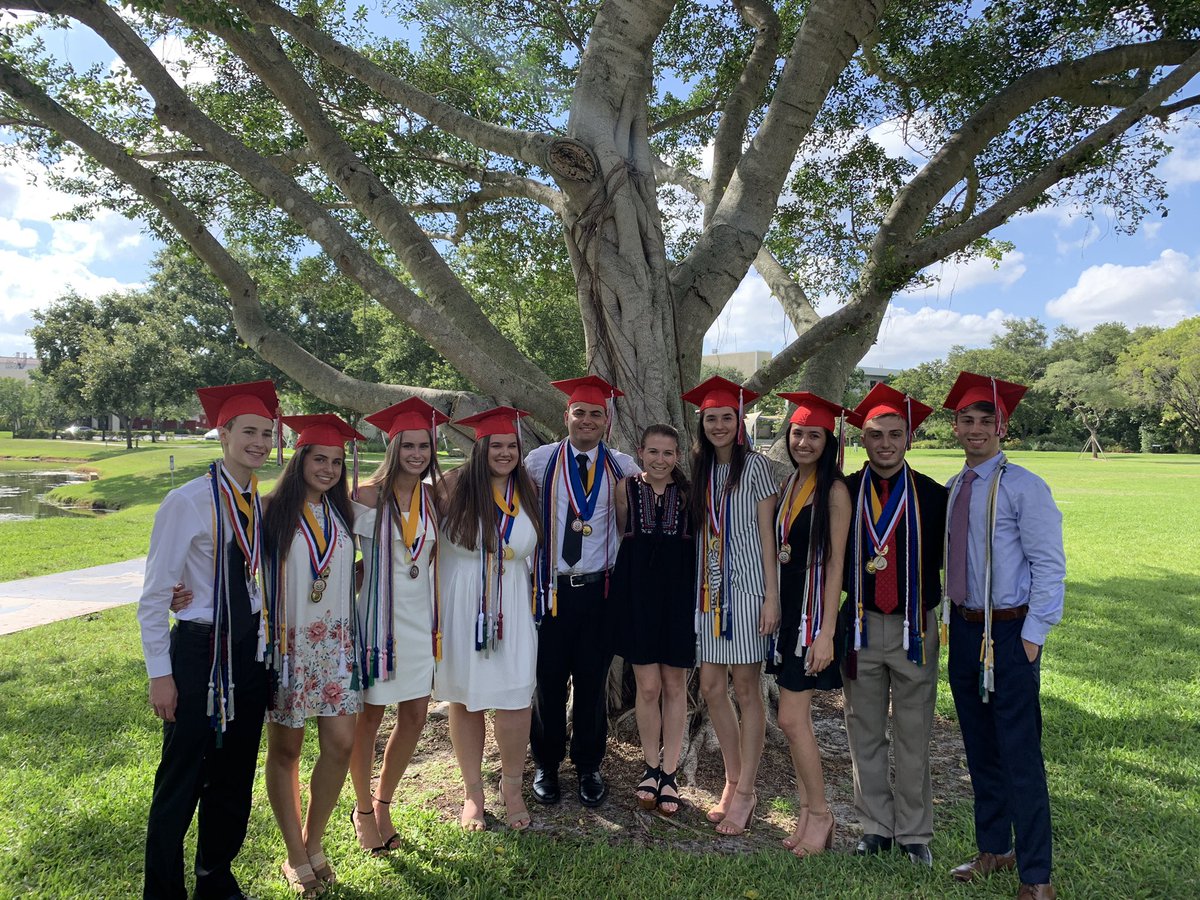 lmandel14's tweet photo. So proud of these graduates! I will miss you! https://t.co/qWq01ALyS7