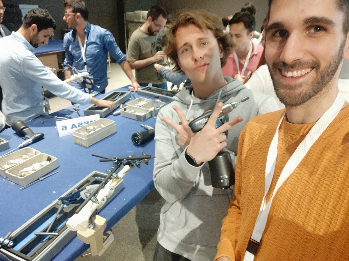 xsolamallo's tweet photo. Finalizado el curso de @AOTrauma @AO_spain "Principios en el tratamiento quirúrgico de las fracturas", siempre bien acompañado @CesarBonome https://t.co/gMvyDOAgX3