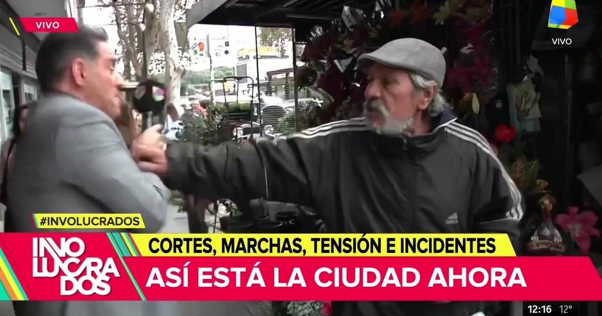 elvira_cristian's tweet photo. Esta humilde cta REPUDIA con convicción y energía a este mediocre conductor q provoca y se burla d 1 trabajador q peina canas,q seguramente todas las madrugadas abre su puesto d flores para dignamente ganarse el sustento
"sr" Iúdica,su actitud es REPULSIVA
RT si coinciden x favor https://t.co/tcUjhU8EuF